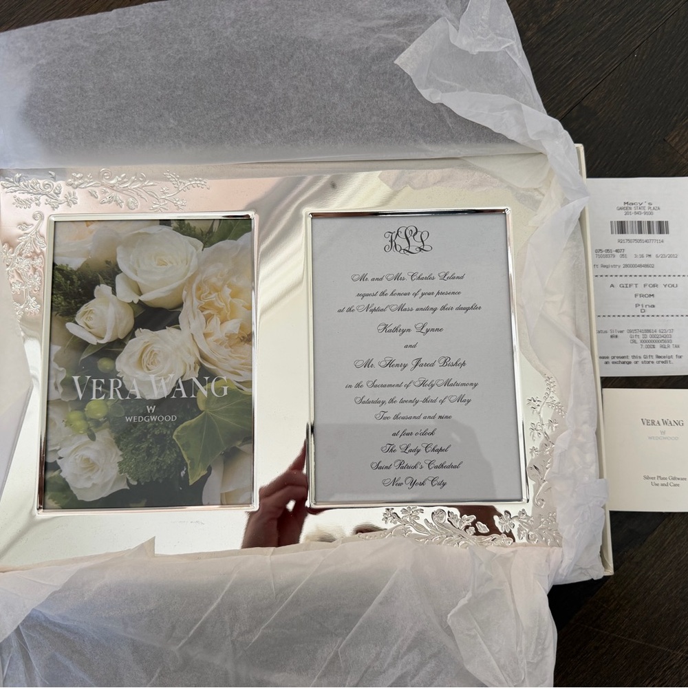 New with box! Vera Wang Lace Bouquet 5x7 Double
Invitation Frame by Wedgwood - Picture 3 of 5